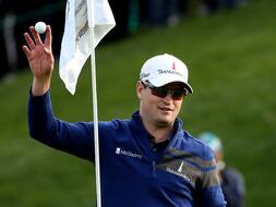 zach-johnson-beat-tiger-woods-by-sinking-a-shot-from-the-fairway-on-the-18th-hole