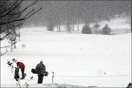 snow_golf_walking.jpg